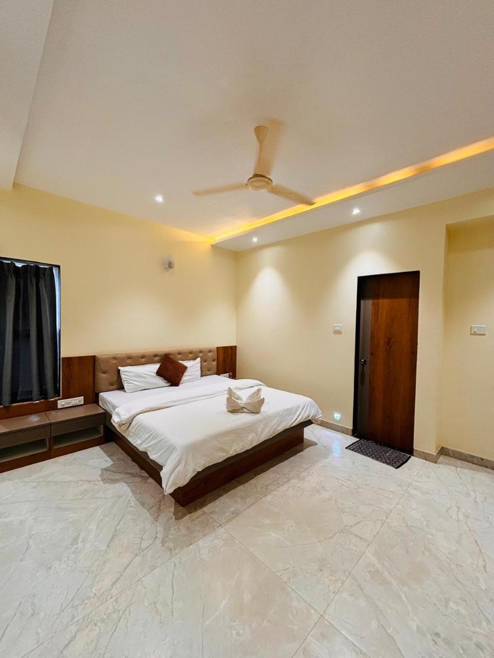 Paramount 3 Ac Bedrooms Hall Garden With Lake View 판치가니 외부 사진