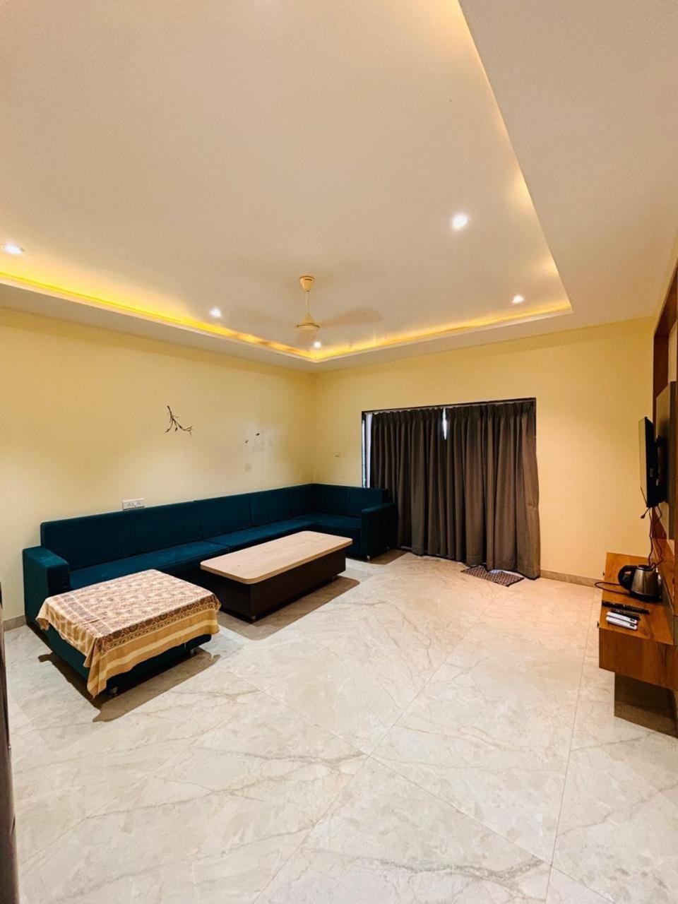 Paramount 3 Ac Bedrooms Hall Garden With Lake View 판치가니 외부 사진