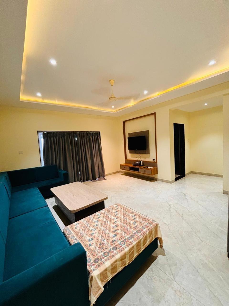 Paramount 3 Ac Bedrooms Hall Garden With Lake View 판치가니 외부 사진