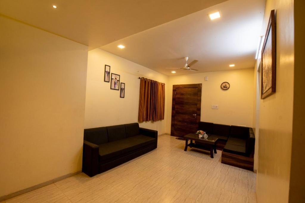 Paramount 3 Ac Bedrooms Hall Garden With Lake View 판치가니 외부 사진